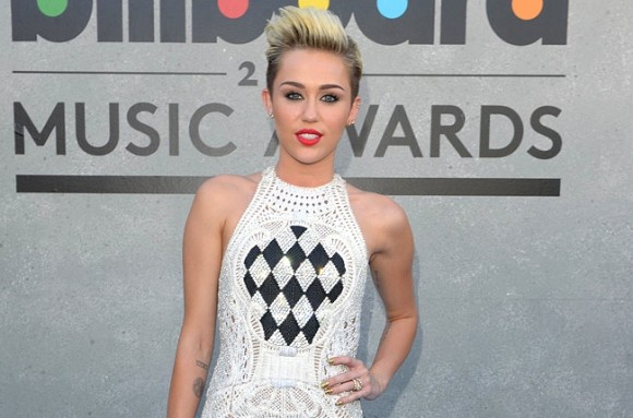 miley-cyrus-blue-carpet-bbma2013-650-430