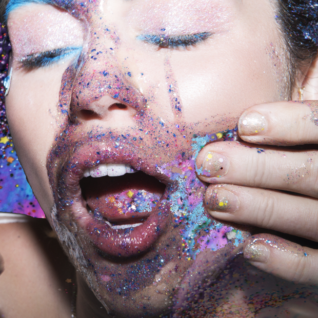 Miley-Cyrus-and-her-dead-Petz-2015