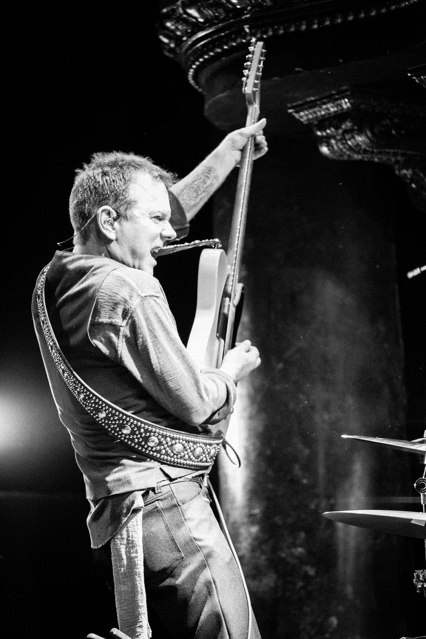 Kiefer Sutherland debuts new music video for “Not Enough Whiskey”