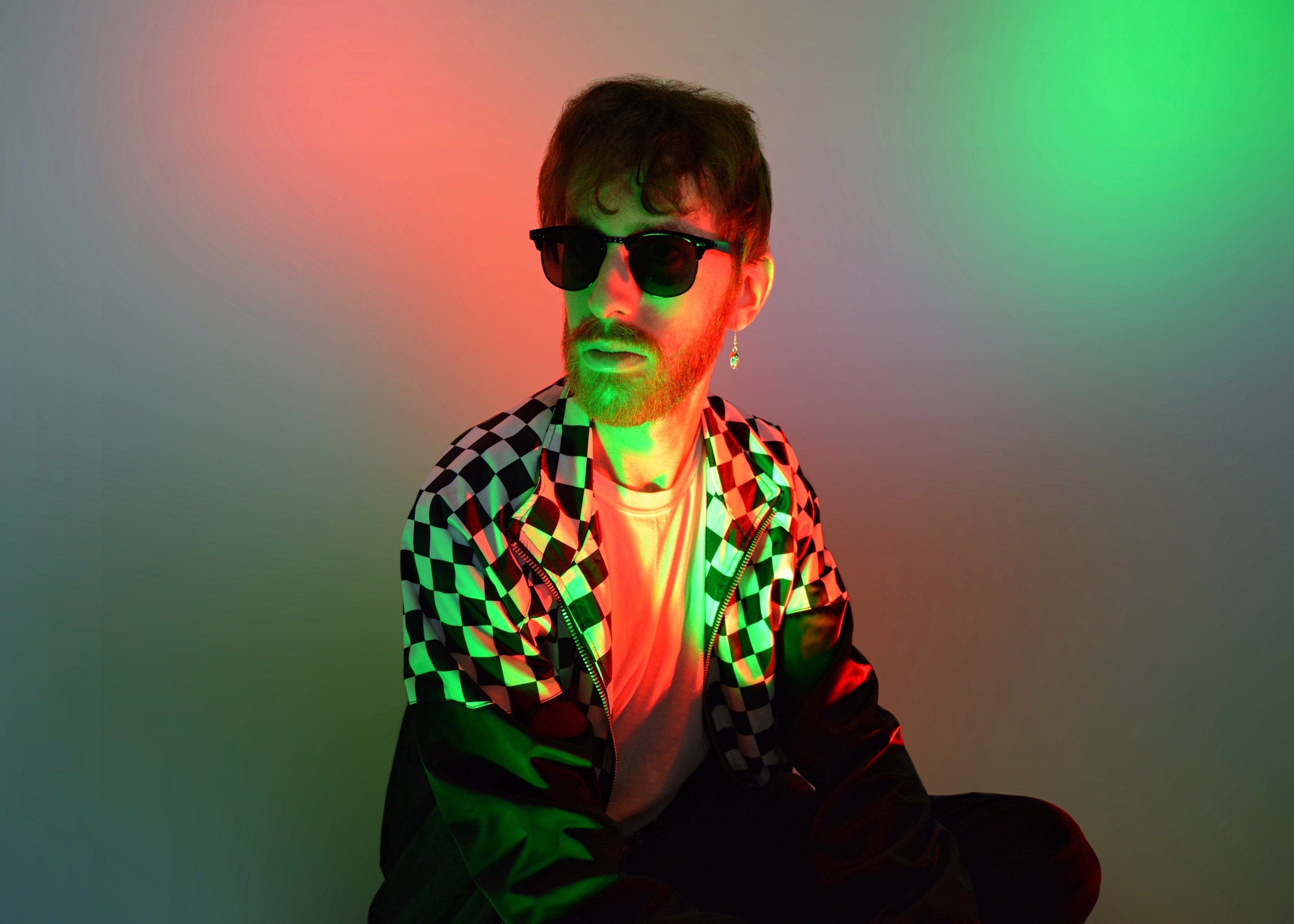 Feyer premieres new single “Parties”