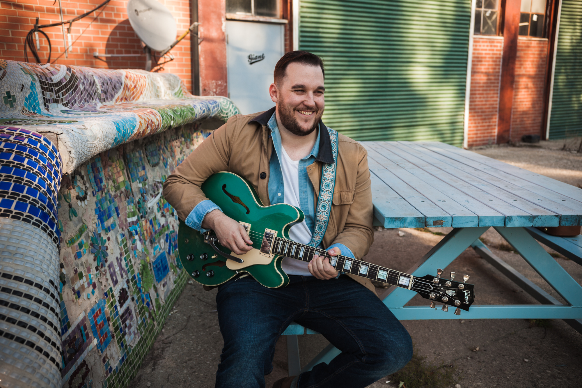 Mike Riley premieres new single “Drug Dealer”