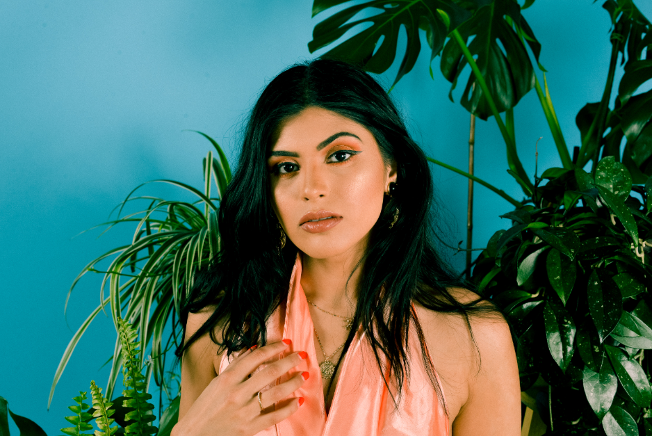 Jasmine Singh premieres her new song “Out My Mind”