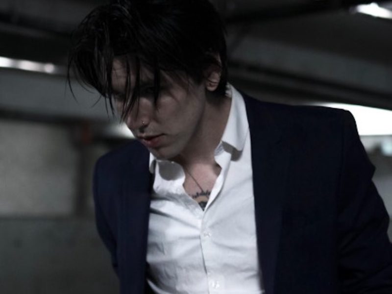 Val Astaire premieres new video for “Kiss”