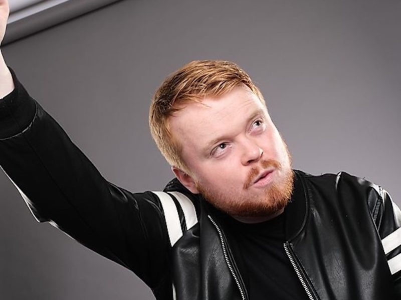 Robbie Agnew premieres new single “Memories”