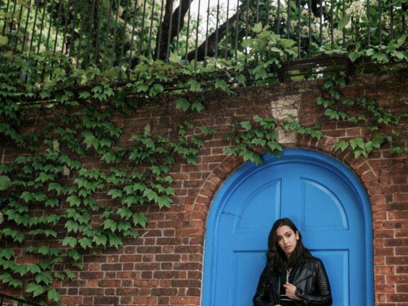 Sydney Lauren premieres new single “25 Days”