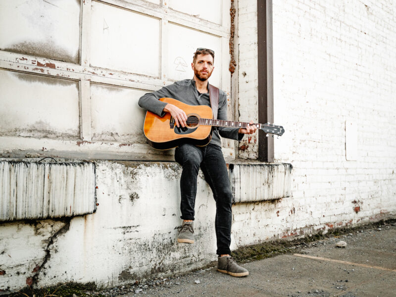 Reed Mitchell premieres new indie pop single “Hold Me By the Shoulder”