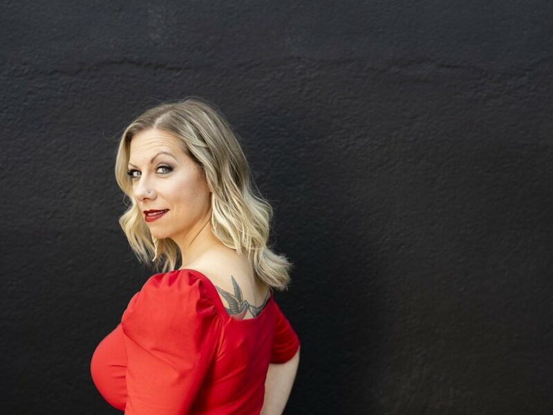 Portland-based singer, songwriter, and guitarist Sarah Moon releases catchy, versatile debut album ‘Cut & Run’