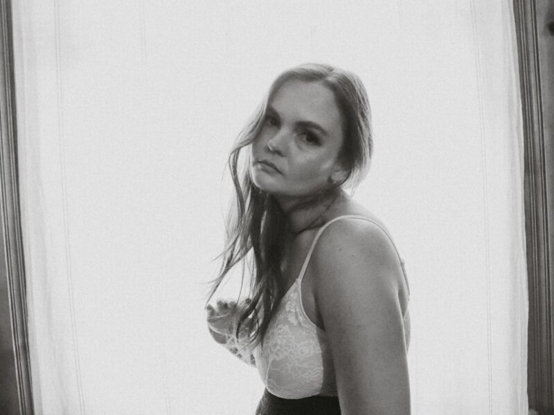 Dark Americana songwriter Annie Stokes premieres new single “Nervous System”